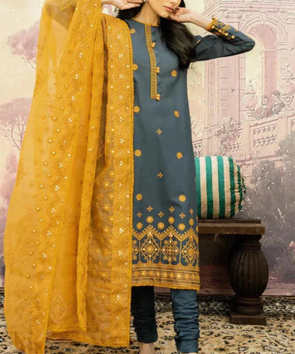 Pakistani model in lawn and cambric fabric suit
