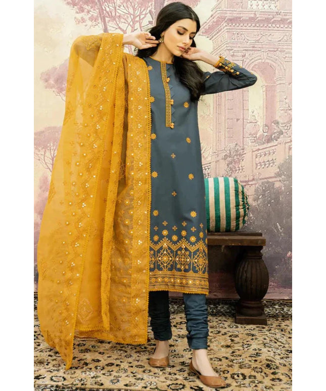 Pakistani model in lawn and cambric fabric suit